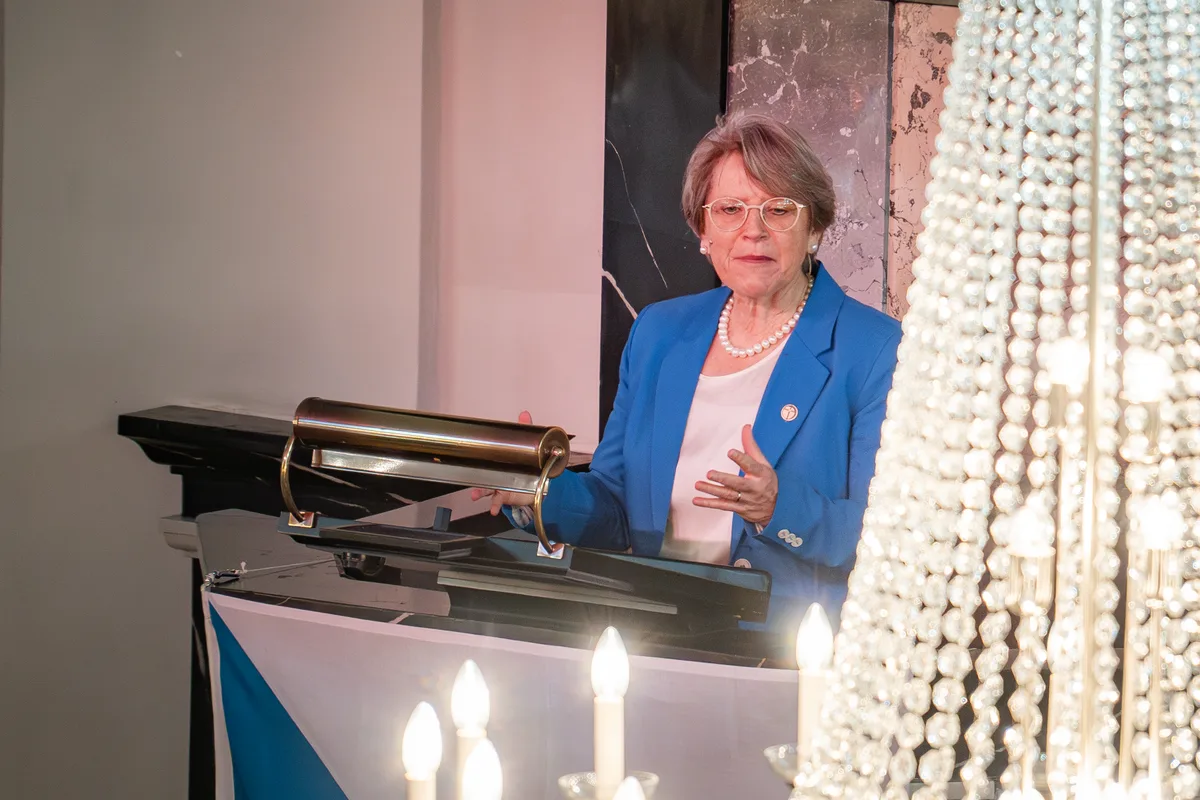 Rita Famos auf der Kanzel neben einem der prächtigen Kronleuchter… Ustertag 2024